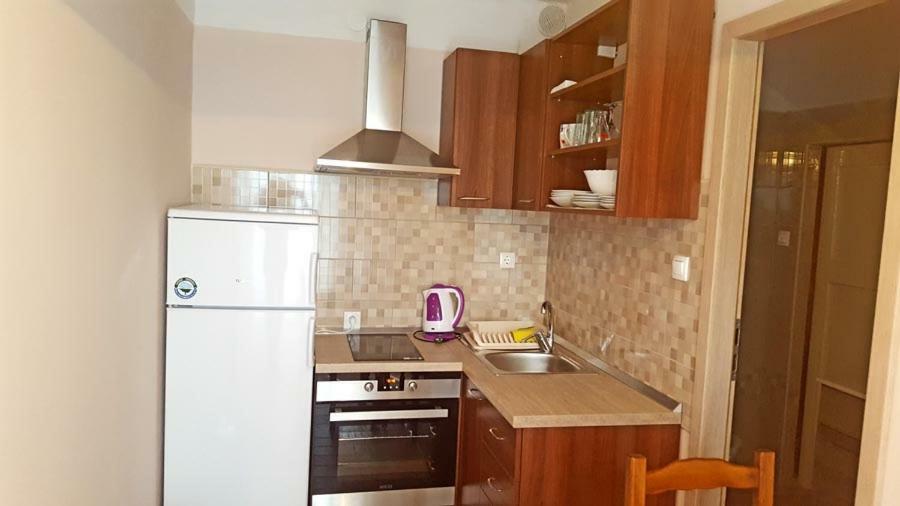 Crveni Apartman Cres Bagian luar foto