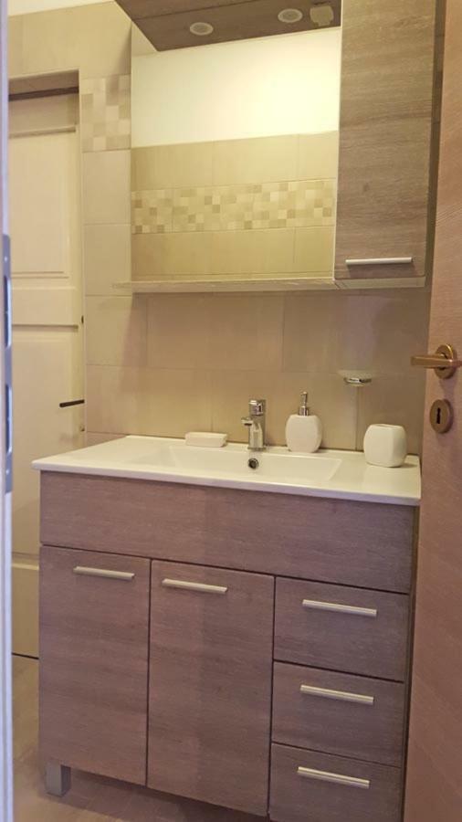 Crveni Apartman Cres Bagian luar foto