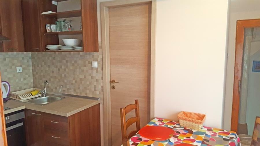 Crveni Apartman Cres Bagian luar foto