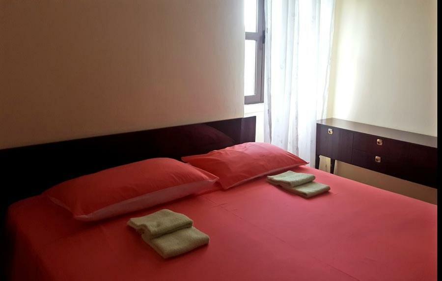 Crveni Apartman Cres Bagian luar foto